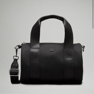 Lululemon Nylon Knit Barrel Duffle Bag 5L color black new